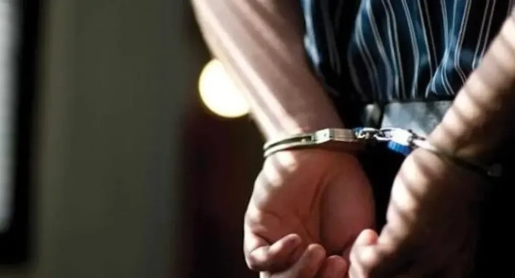 عقود عمل وهمية بمبالغ مالية.. حبس شاب سنة مع الشغل بتهمة النصب على المواطنين في قنا