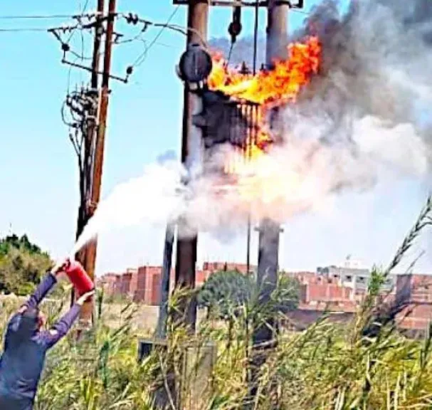 خيط طائرة يقود للموت.. وفاة طفل بعد انفجار محول كهربائي بطوخ