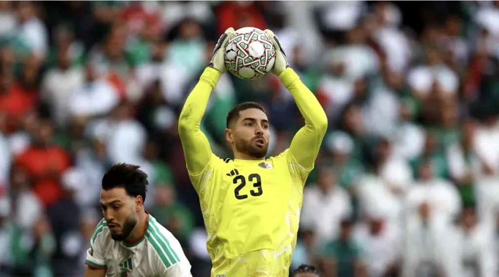 عملية جراحية ناجحة لحارس مرمى المنتخب الجزائري لوكا زيدان