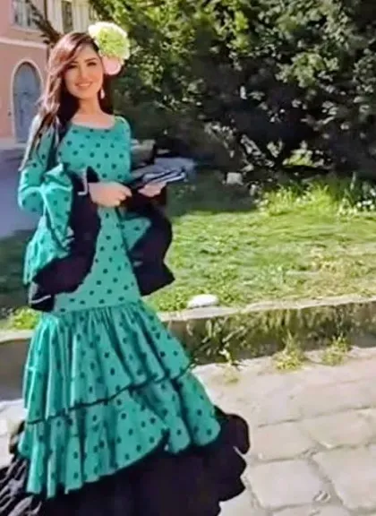 بأطلالة إسبانية تقليدية .. مى عمر تخطف الأنظار بكواليس ” شمشون ودليلة ”