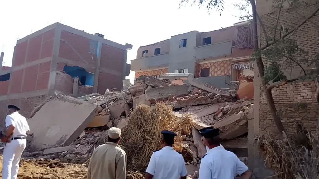 انهيار مفاجئ في بنها.. سقوط منزل 5 طوابق وإصابة 3 أشخاص