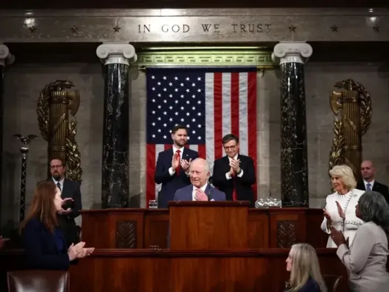 حب وسخرية.. مواقف طريفة وعفوية في زيارة تشارلز الثالث ملك بريطانيا لأمريكا