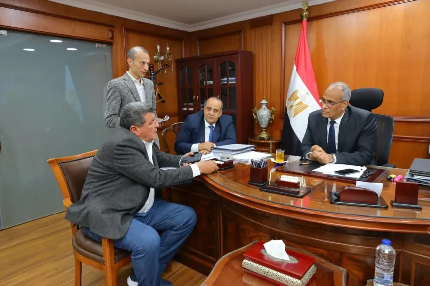 محافظ كفرالشيخ يناقش عدد من الملفات الخدمية والتنموية ومشاكل الدوائر مع أعضاء مجلسي النواب والشيوخ