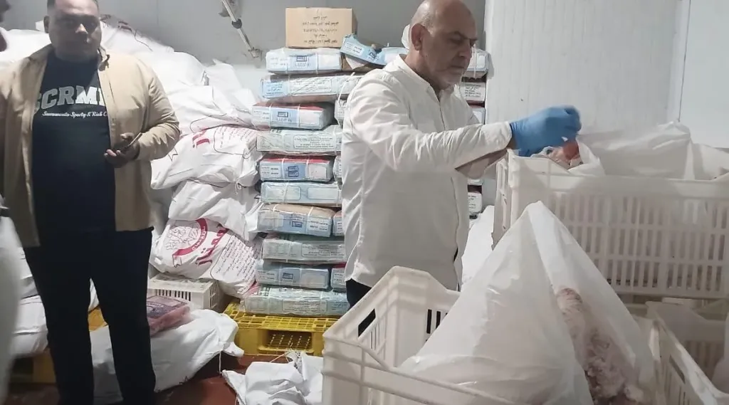 فضيحة مدوية.. ضبط لحوم ودواجن غير صالحة تستخدم في التصنيع بالعبور