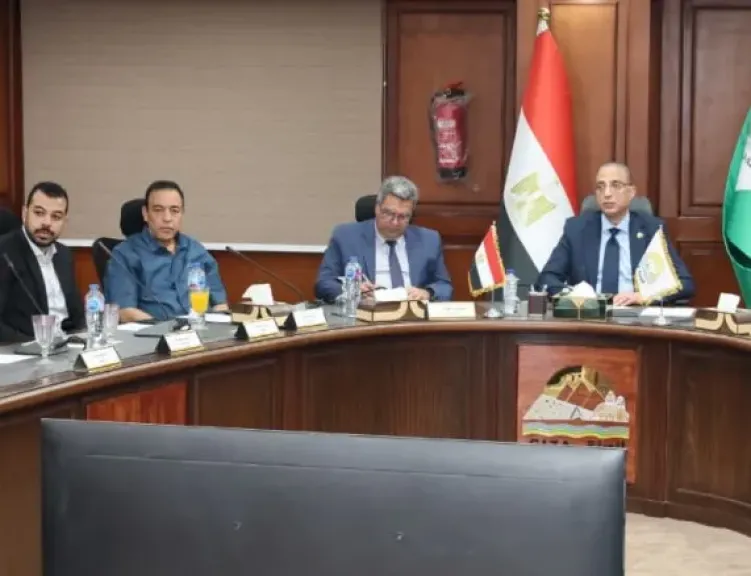 محافظ الجيزة خلال اجتماعه بالصحفيين