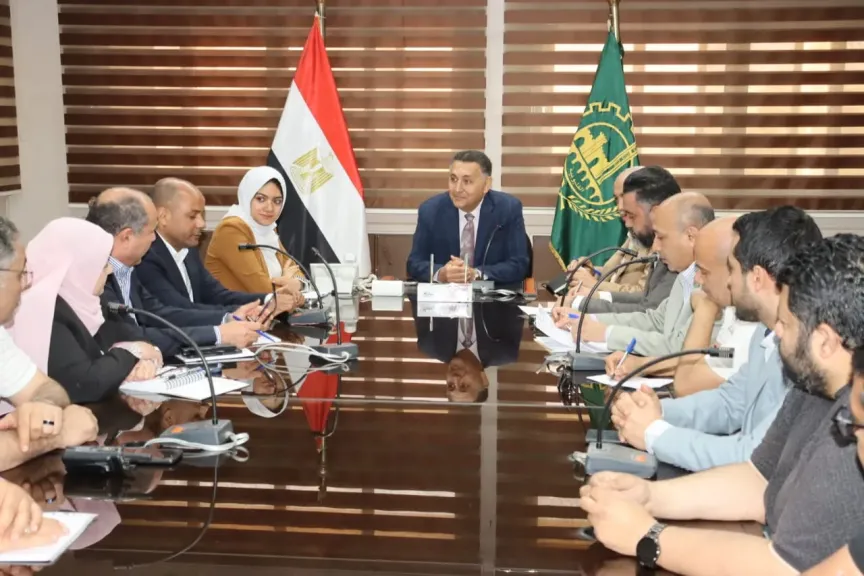 من التعطيل للتنفيذ.. محافظ القليوبية يضع جدولاً صارماً لإنهاء المرافق وبدء الرصف