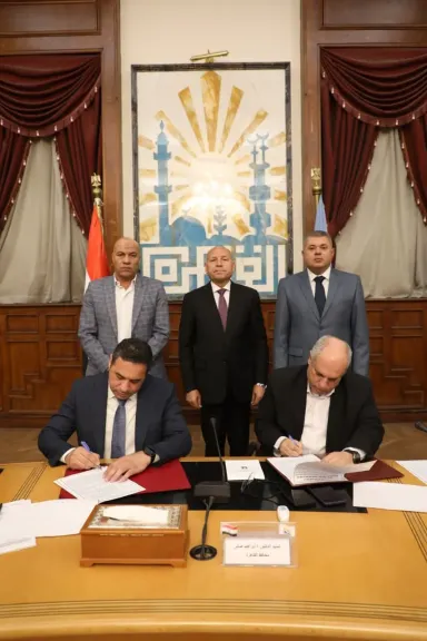 محافظ القاهرة خلال الاجتماع 