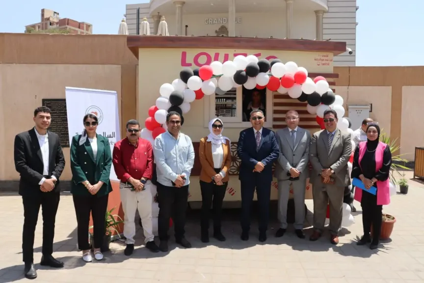 دعماً للشباب.. محافظ القليوبية يمنح شابين فرصة عمل حقيقية بعربة طعام متكاملة