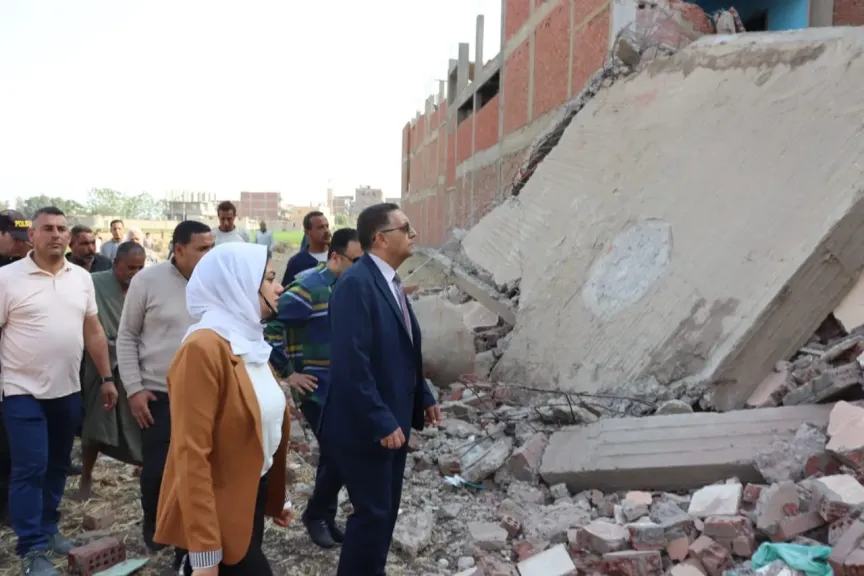 ”محافظ القليوبية” يتفقد موقع إنهيار عقار بكفر الحمام ويوجه بتوفير سكن فوري للمتضررين