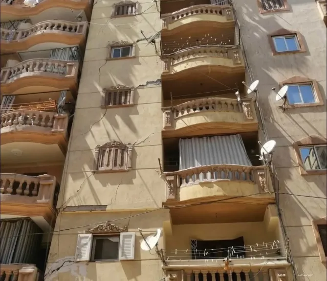 اولياء الامور يناشدون محافظ الاسكندرية لإزالة عقار الازاريطة” المائل ”