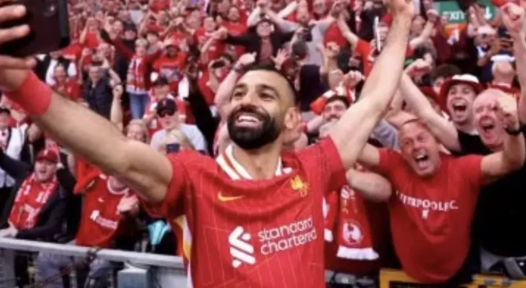 وداع يليق بالأسطورة”.. وعد تاريخي من جماهير ليفربول لمحمد صلاح في ليلته الأخيره :-
