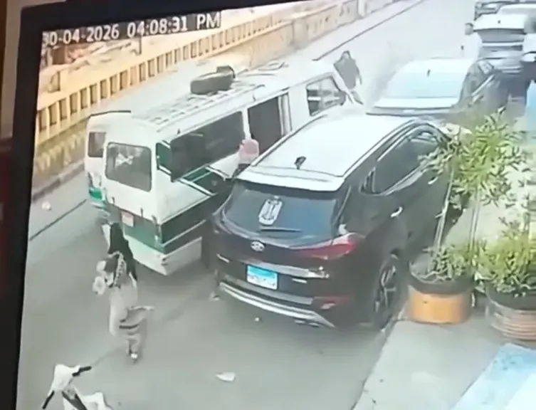 سباق جنوني لسيارات سرفيس يتسبب في إصابة 3 أشخاص ودهس مارة بشارع الصاغة في الفيوم