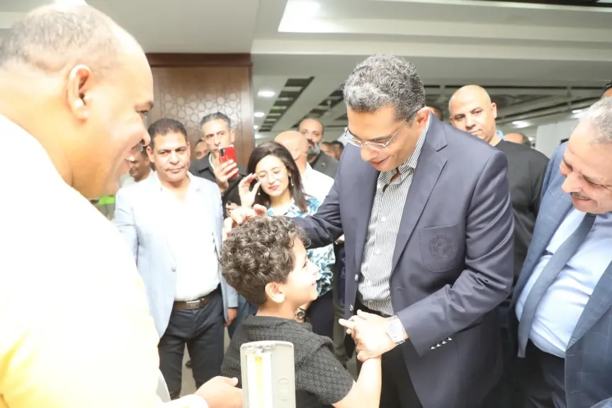 محافظ البحر الأحمر يتفقد أعمال القافلة الطبية للجامعة البريطانية  بالغردقة