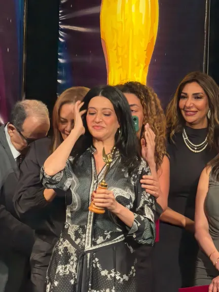 كاملة أبو ذكري تُسلّم جائزة أفضل إخراج لنهي عادل عن فيلم ”دخل الربيع يضحك”