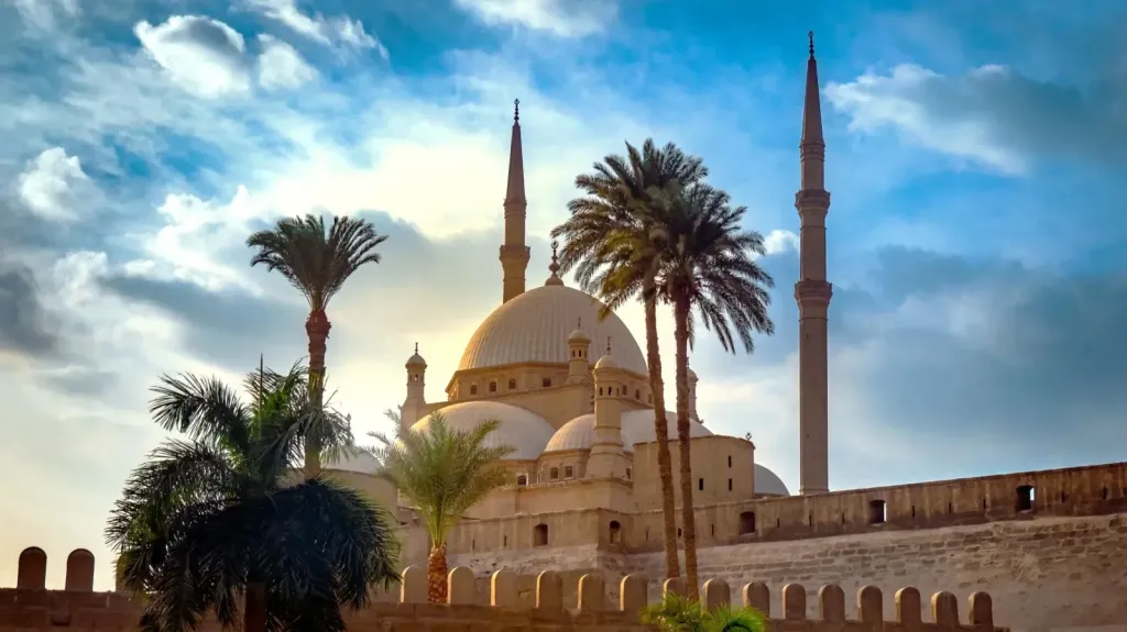مواقيت الصلاة في القاهرة.. كيف تُحسب أوقات الفريضة ولماذا تتغيّر على مدار العام؟
