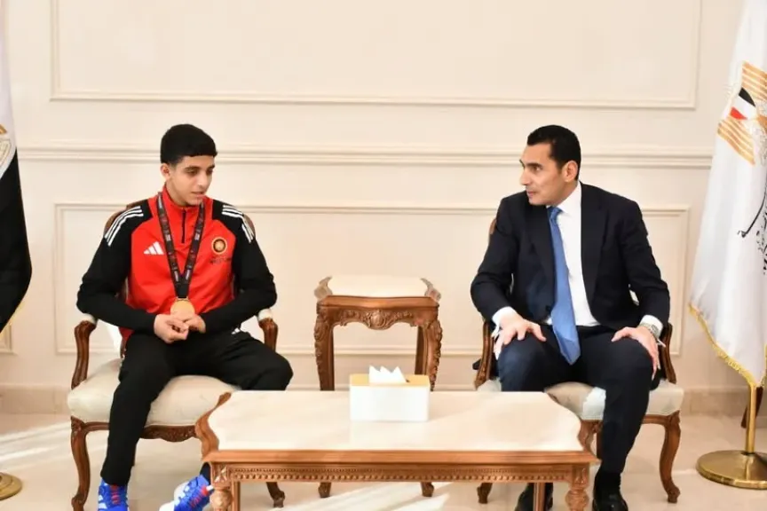 وزير الرياضة يستقبل ”ترند الذهب” عبد الله حسونة بعد إنجازه القاري في المصارعة