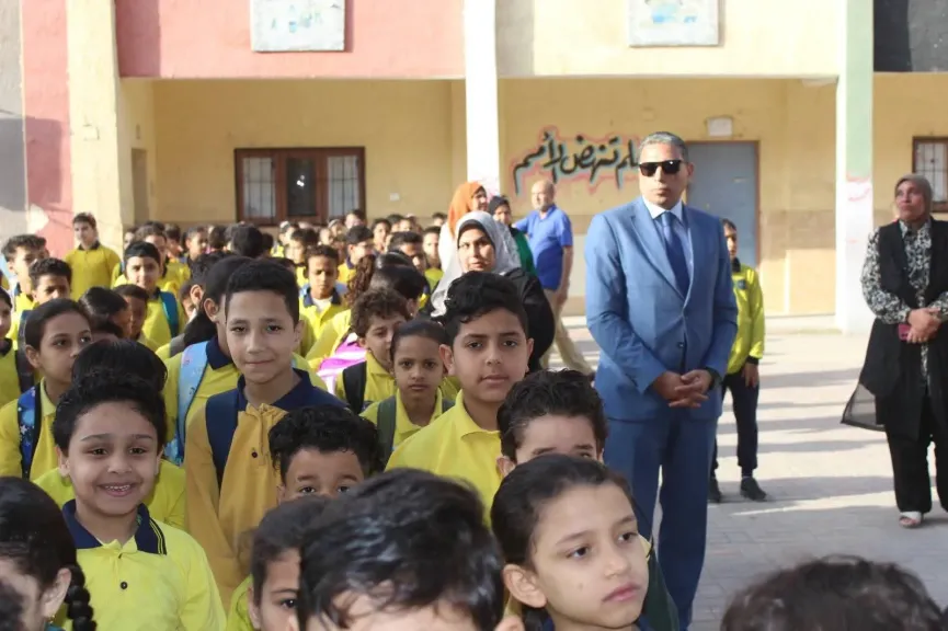 مدير تعليم الجيزة يتفقد مدارس جنوب الجيزة وكرداسة ويشيد بالانضباط