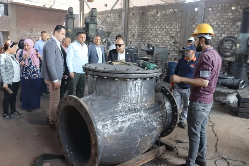 محافظ القليوبية في قلب العكرشة.. جولة تفقدية داخل مصانع الخانكة لحل الأزمات