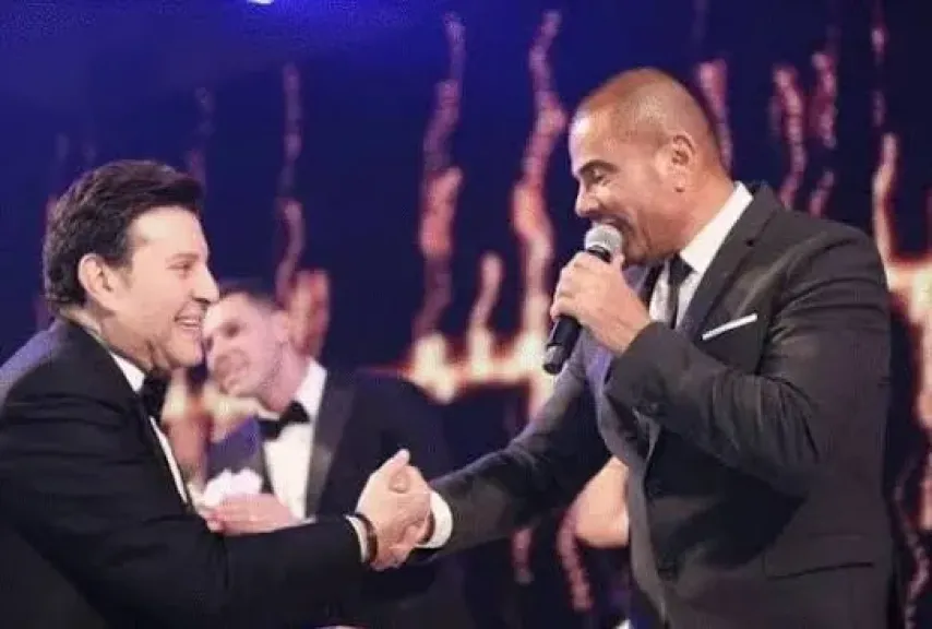 صوتًا من أهم الأصوات التي شكّلت وجدان أجيال.. عمرو دياب ينعى أمير الغناء العربي