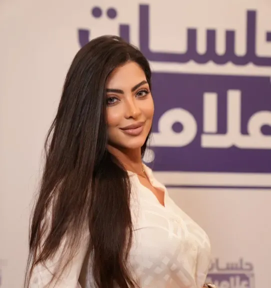 بالصور.. دعاء صلاح تشارك في جلسة إعلامية بدبي للصحافة تناقش تأثير التحولات الجيوسياسية على الخطاب الإعلامي