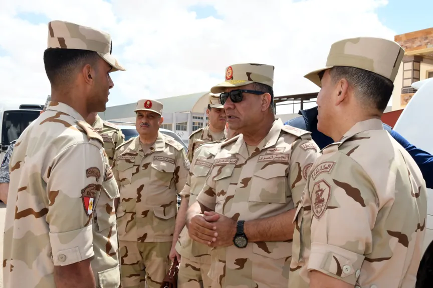 وزير الدفاع يلتقي عددا من مقاتلي المنطقة الغربية العسكرية ويشيد بدور شيوخ مطروح في حماية البوابة الغربية لمصر