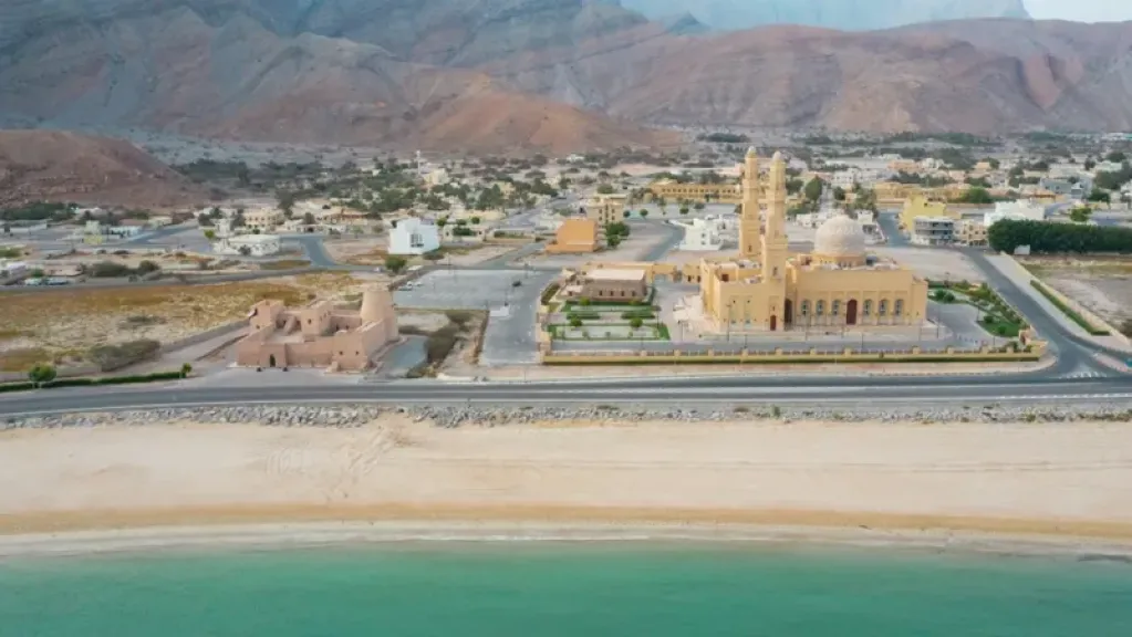 سلطنة عُمان: استهداف مبنى سكني شمال البلاد وإصابة وافدين بجروح