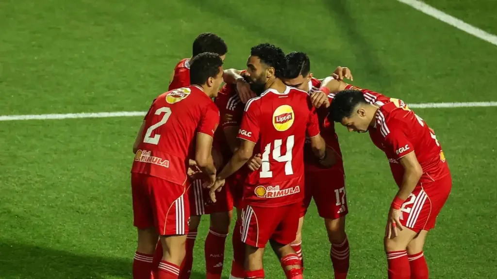 سيناريو معقد.. ماذا يحتاج الأهلى للتتويج بلقب الدورى قبل لقاء إنبى الليلة؟