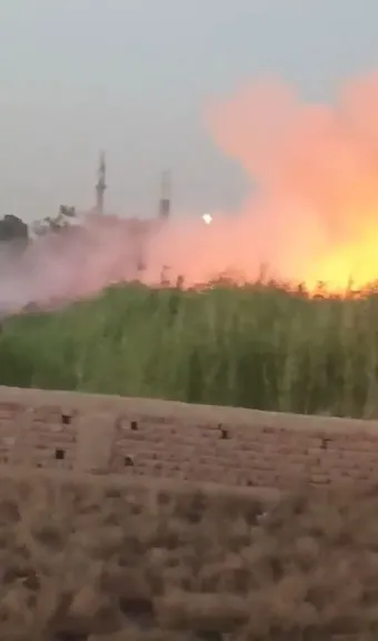 الدفع ب3 سيارات إطفاء.. السيطرة على حريق في أشجار ومخلفات خلف مدرسة بقنا