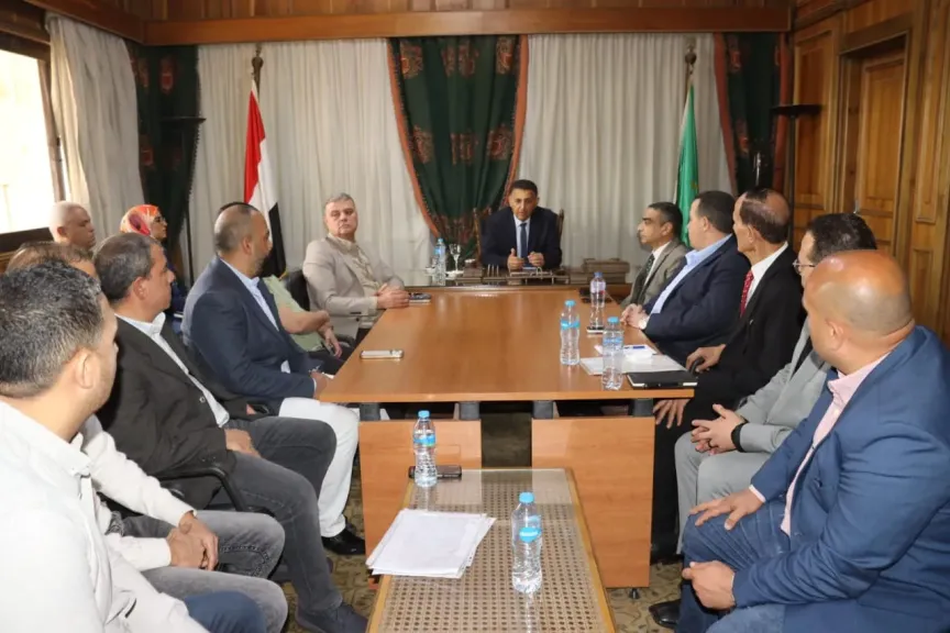 إجتماع حاسم بالقناطر الخيرية.. محافظ القليوبية يضع خارطة لتقنين أوضاع مصانع “باسوس”