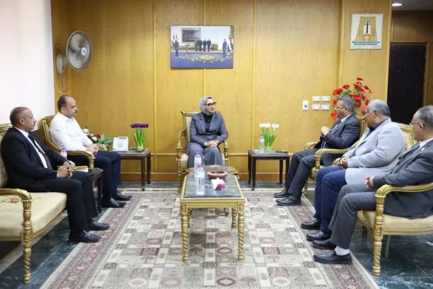 محافظ الوادي الجديد تبحث مع ”تربل إم” التوسع في مشروعات الطاقة الخضراء والغابات الشجرية بالفرافرة
