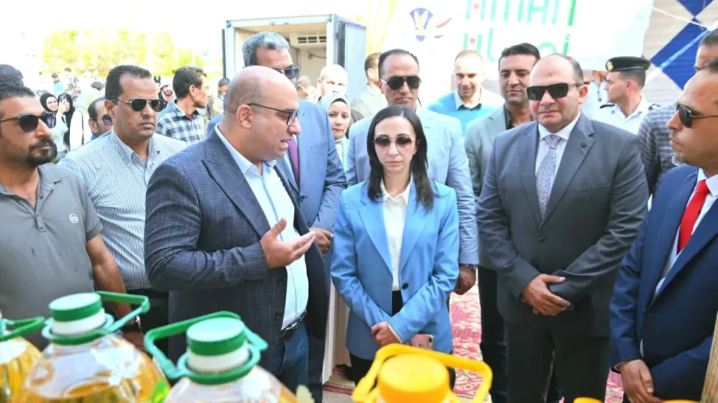 محافظ البحيرة تفتتح منفذًا لبيع السلع والملابس بالنوبارية بتخفيضات 30%