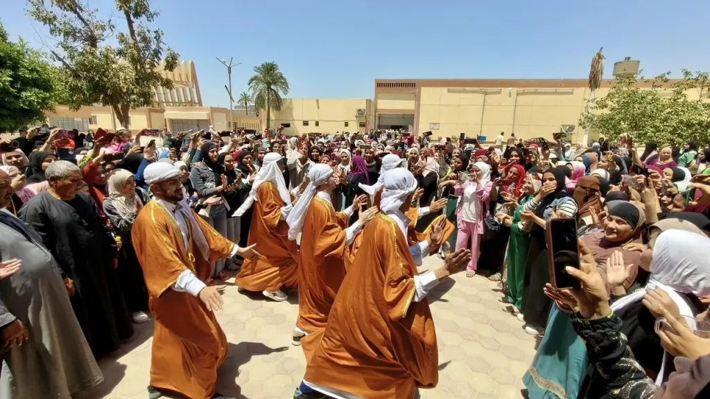“من قلب العَزَب”.. عمال الغزل والنسيج يحتفلون بعيدهم بين الفن والوعي ورسائل البناء بالفيوم