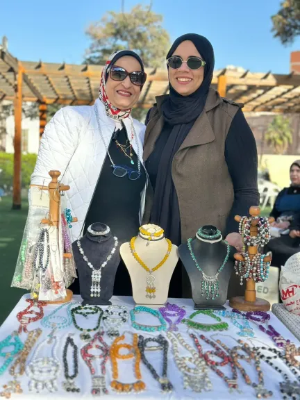 بـ ”ورشة بسيطة” في منزلها..سهير الطناني من ربة منزل لنجمة تلمع في تصميم الحُلي بالبحيرة