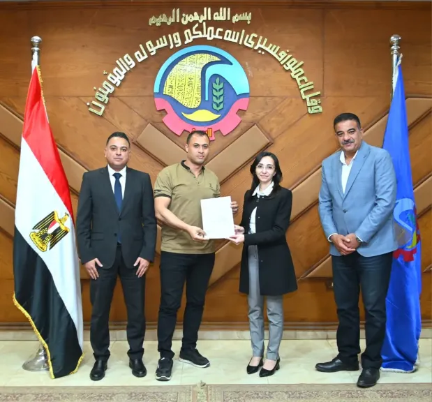 محافظ البحيرة تسلّم 14 مواطنا عقود تقنين أوضاع اليد على أراضي أملاك الدولة