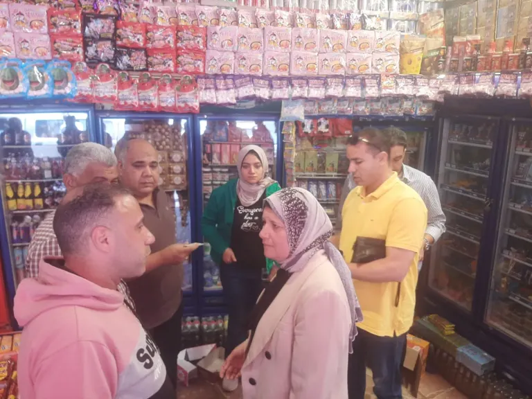 حملة ليلية مفاجئة بشبرا الخيمة تضرب الأسواق وتضبط مخالفات تموينية بالجملة