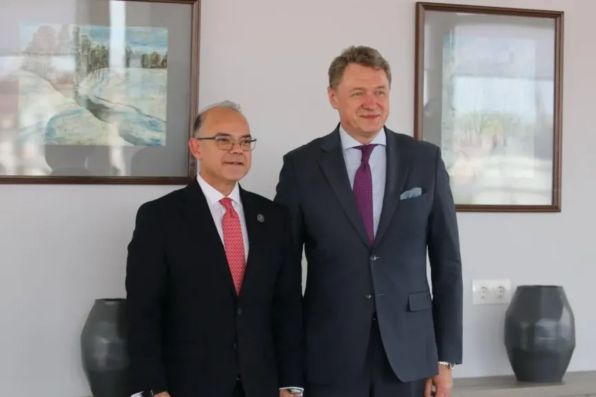وزير الاستثمار يبحث مع مدير عام مركز تنمية الصادرات البيلاروسي تعزيز التكامل التجاري وتوسيع الشراكات