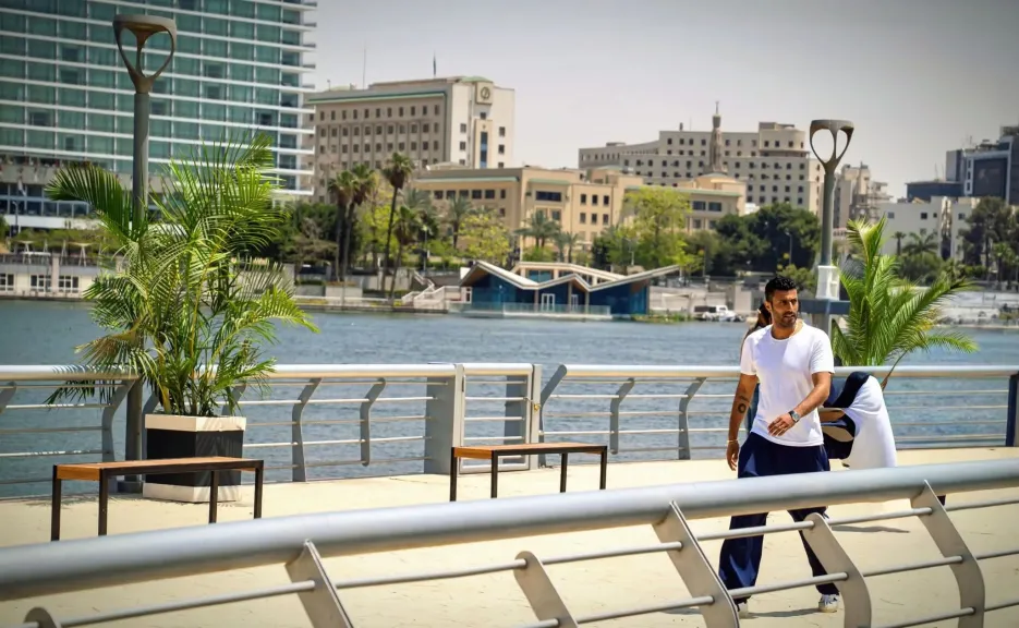 حلو بشكل مش طبيعي.. محمد سامى يشارك جمهوره بصوره من أشهر الأماكن بقلب القاهرة
