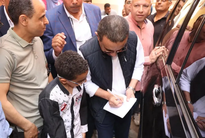 في جولته بالشهداء.. محافظ المنوفية يستجيب لرغبة طالب ويوقع له أتوجراف
