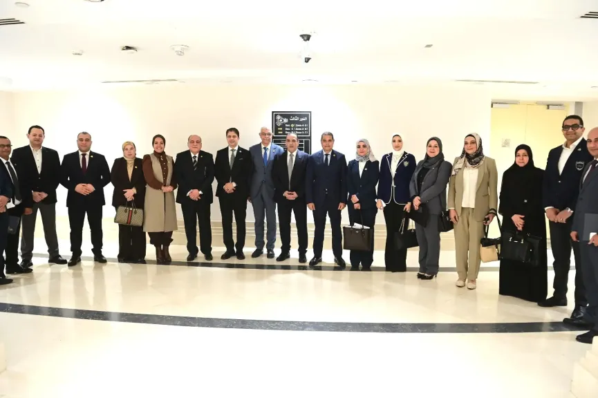 رئيس جامعة المنوفية يناقش موازنة الجامعة ويطالب بدعم توسعات معهد الأورام
