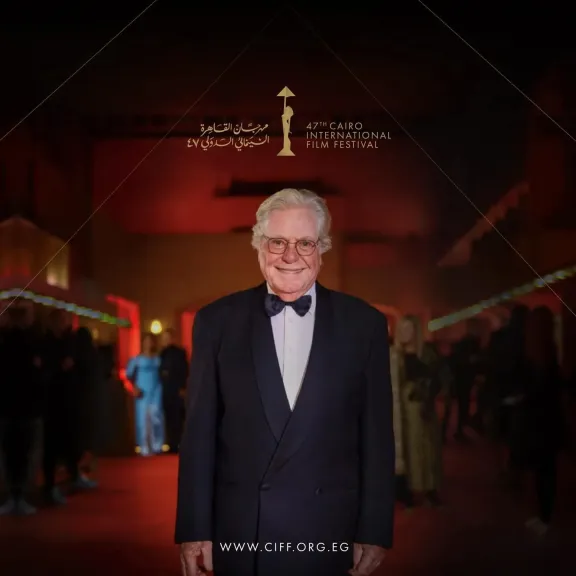 تكريم حسين فهمي رئيس مهرجان القاهرة السينمائي بجائزة شخصية العام من مركز السينما العربية على هامش فعاليات مهرجان كان السينمائي
