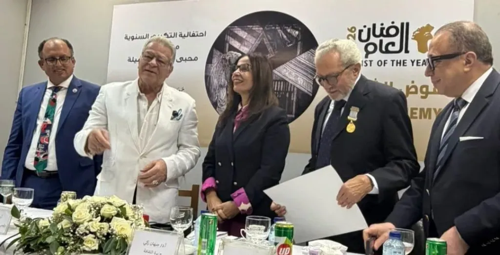 جيهان زكي تكرّم عوض الشيمي في احتفالية “فنان العام 2026”.. وإشادة بمسيرته الملهمة في فن الجرافيك