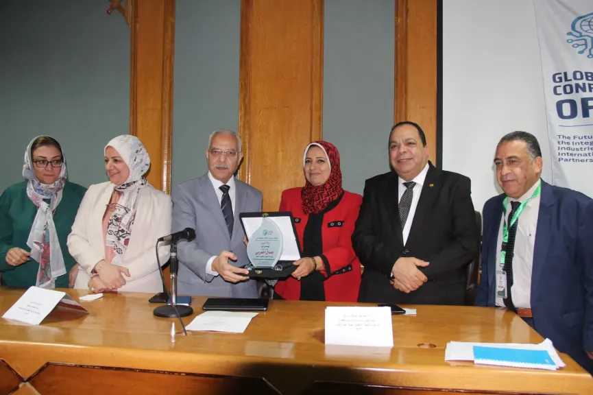 جامعة الازهر تكرم رئيس جهاز تعليم الكبار السابق وعميد كلية التربية للطفولة