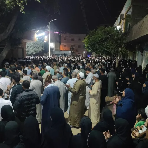 وداع مؤلم.. الآلاف يشيعون جثمان شاب الكوم الأحمر بعد مقتله على يد أصدقائه