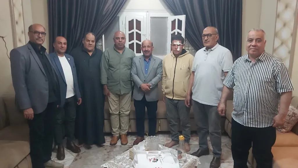 بعد اعتداء طالب عليه.. وفد من نقابة المعلمين يزور مدرس أجا.. و«الزناتي»: لن نتخلى عن أبنائنا