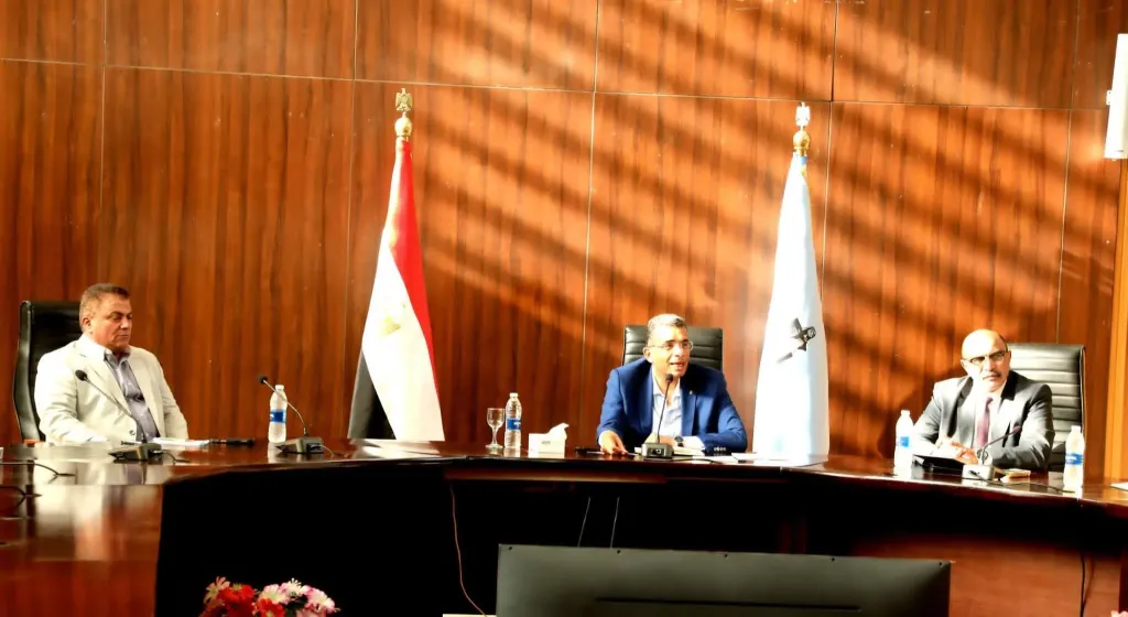 محافظ البحر الأحمر يستعرض مستجدات الملفات الخدمية والتنموية بالمحافظة