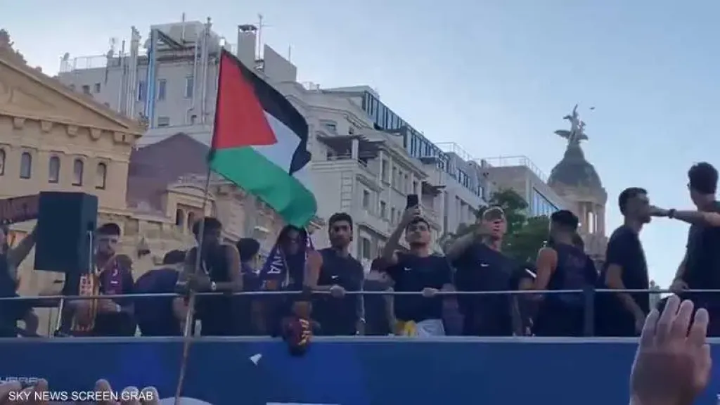 بعد رفع علم فلسطين.. فليك يوضح ما يجب وما لا يجب في برشلونة