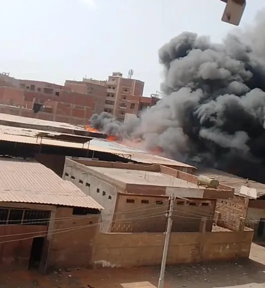 حريق هائل يلتهم مصنعين للبويات والورق بالقناطر الخيرية.. والدفع بـ6 سيارات إطفاء