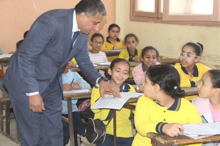 مدير «تعليم الجيزة» يتفقد امتحانات نهاية العام بمدارس الهرم..ويؤكد:مصلحة الطالب أولًا