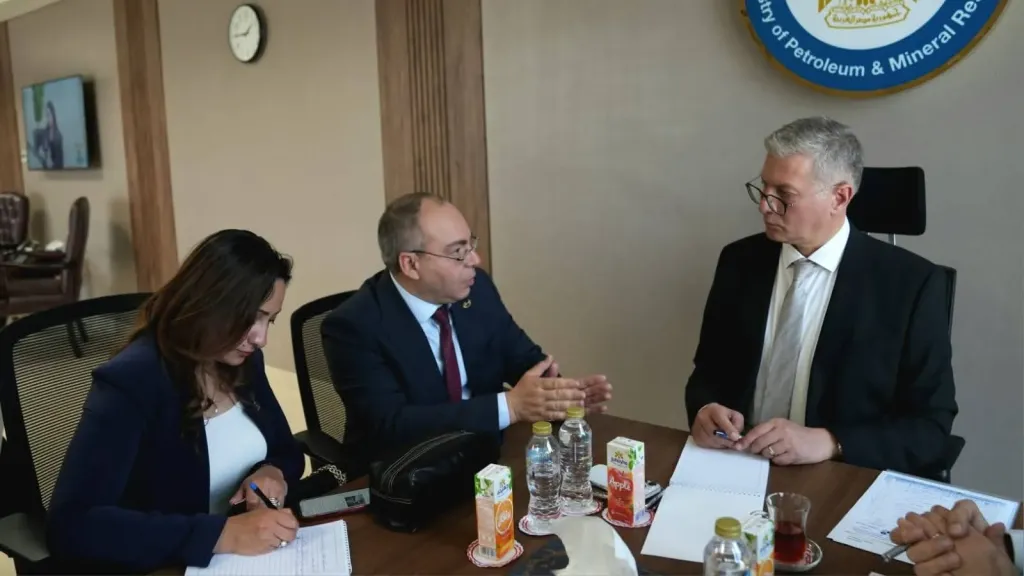 وزير البترول يبحث مع نائب برلماني خطط زيادة إنتاج النفط والغاز وتوصيل الغاز الطبيعي لمركز الغنايم بأسيوط