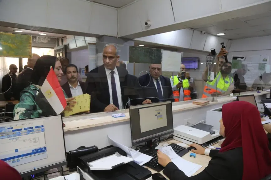محافظ كفرالشيخ يتفقد المركز التكنولوجي ببيلا ويتابع مستوى الخدمات المقدمة للمواطنين ويوجه بسرعة إنجاز المعاملات وتيسير الإجراءات